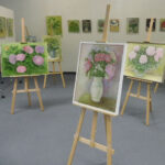 Kytice hortenzií v bílé váze, olejomalba na plátně