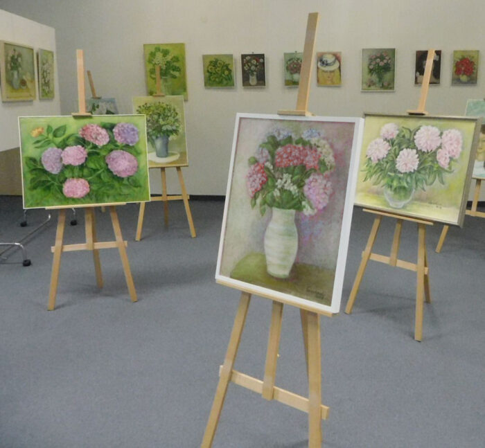 Kytice hortenzií v bílé váze, olejomalba na plátně